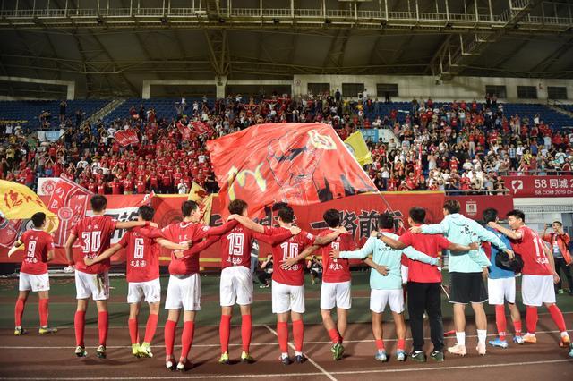 巴萨青训营中场人才井喷！拉马西亚再现黄金一代（巴萨中场新秀大爆发，拉玛西亚再造黄金一代）