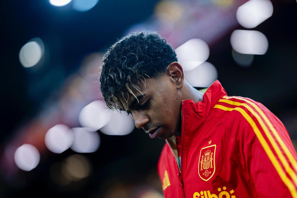 每体：莱万愿意接受降薪+替补，2026年初将和巴萨再谈（每体：莱万可接受降薪与替补身份，2026年初计划再与巴萨会面）