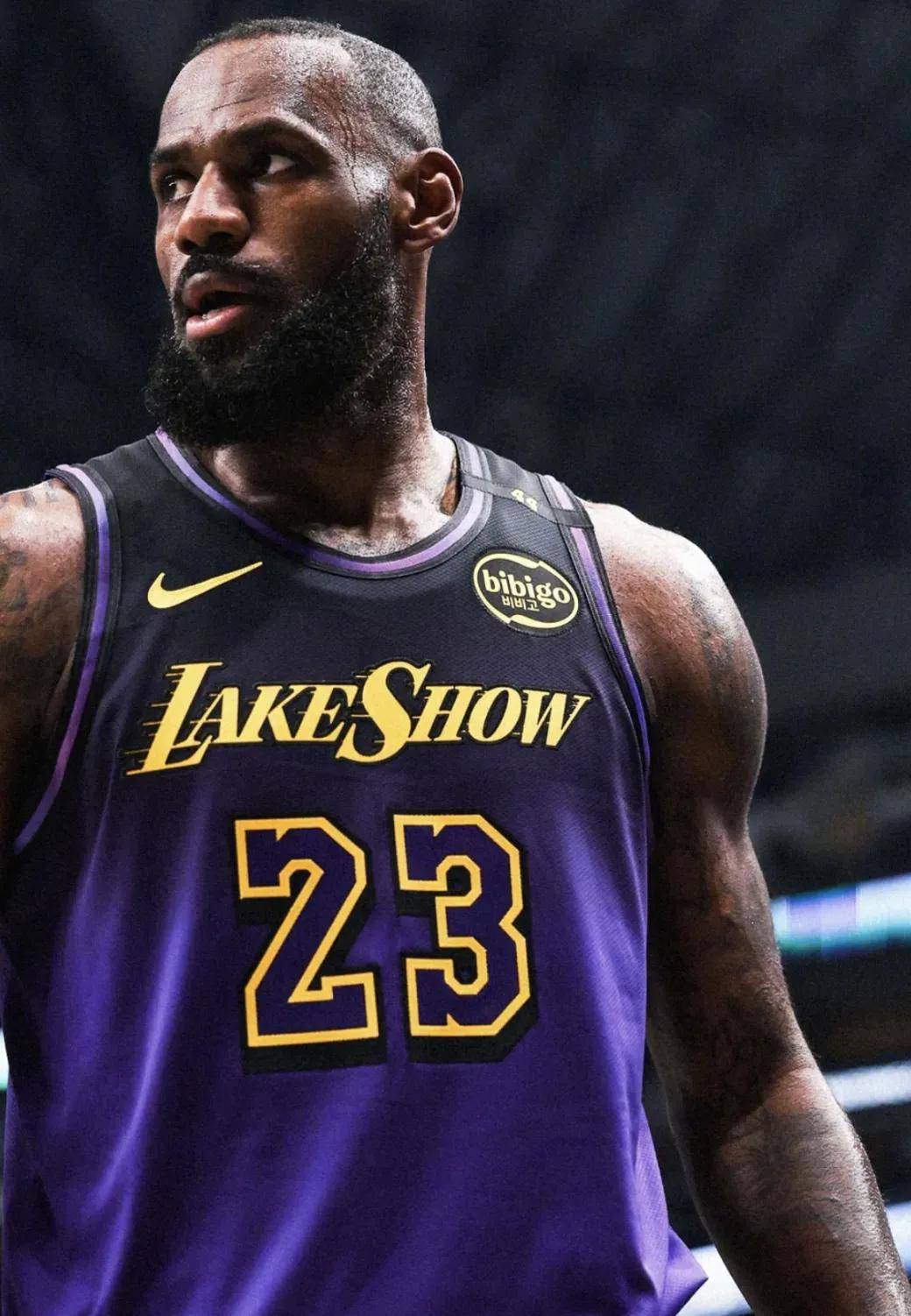 玉昆球迷在机场深情送别安德森，安德森的回应藏着太多不舍（玉昆球迷机场深情送行安德森，他的回应难掩不舍）