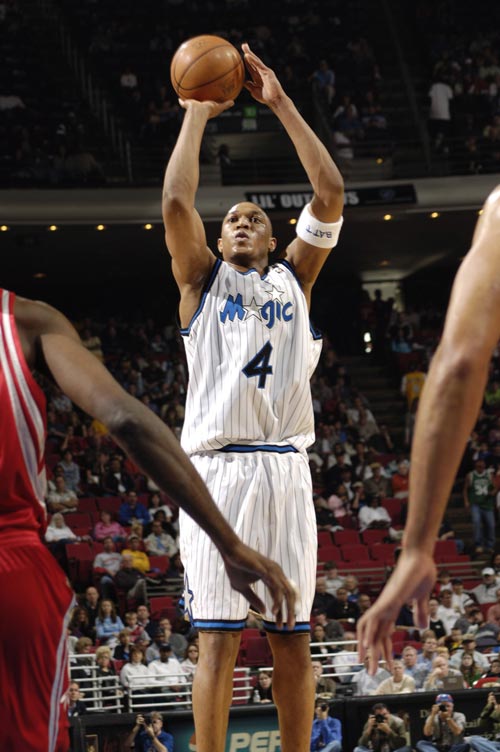 吉迪传越骑士防线，展现卓越传球技巧（吉迪穿透骑士防线，尽展精湛传球功力）