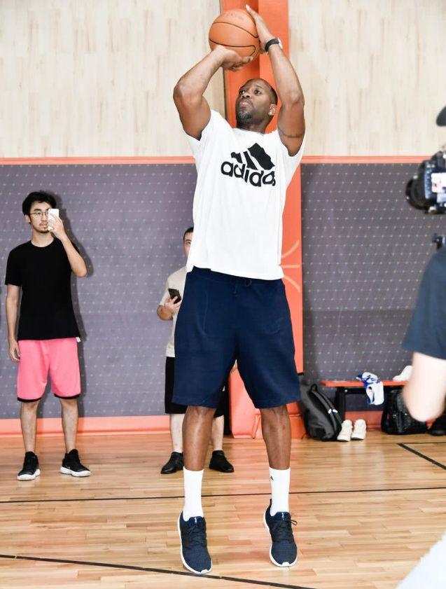 体坛：定南赣联外援埃里克斯或随刘建业加盟重庆铜梁龙（体坛称：定南赣联外援埃里克斯或将随刘建业一同加盟重庆铜梁龙）