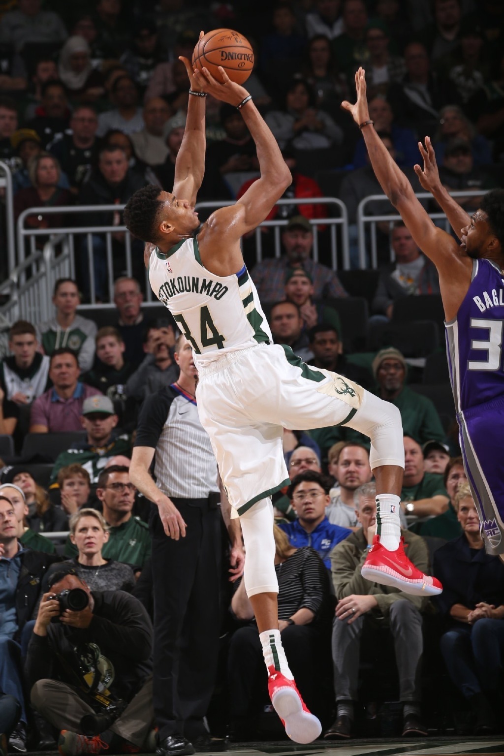 成都蓉城主帅徐正源获三年大合同，球队获亚冠资格，有望争夺双冠，球迷期待新赛季表现。（徐正源与成都蓉城签下三年长约，球队获亚冠资格剑指双冠，球迷期待新赛季）