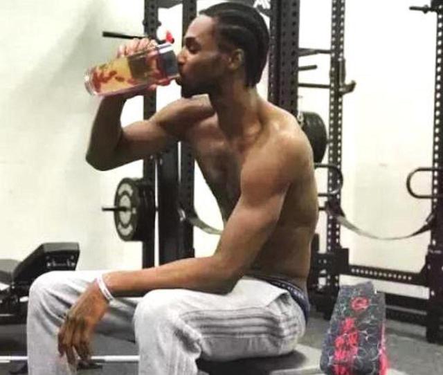 安东尼：库里应参与历史最佳球员讨论，他有理由把自己排在詹姆斯前面（安东尼称库里应列入历史最佳球员讨论，库里有理由将自己排在詹姆斯之前）