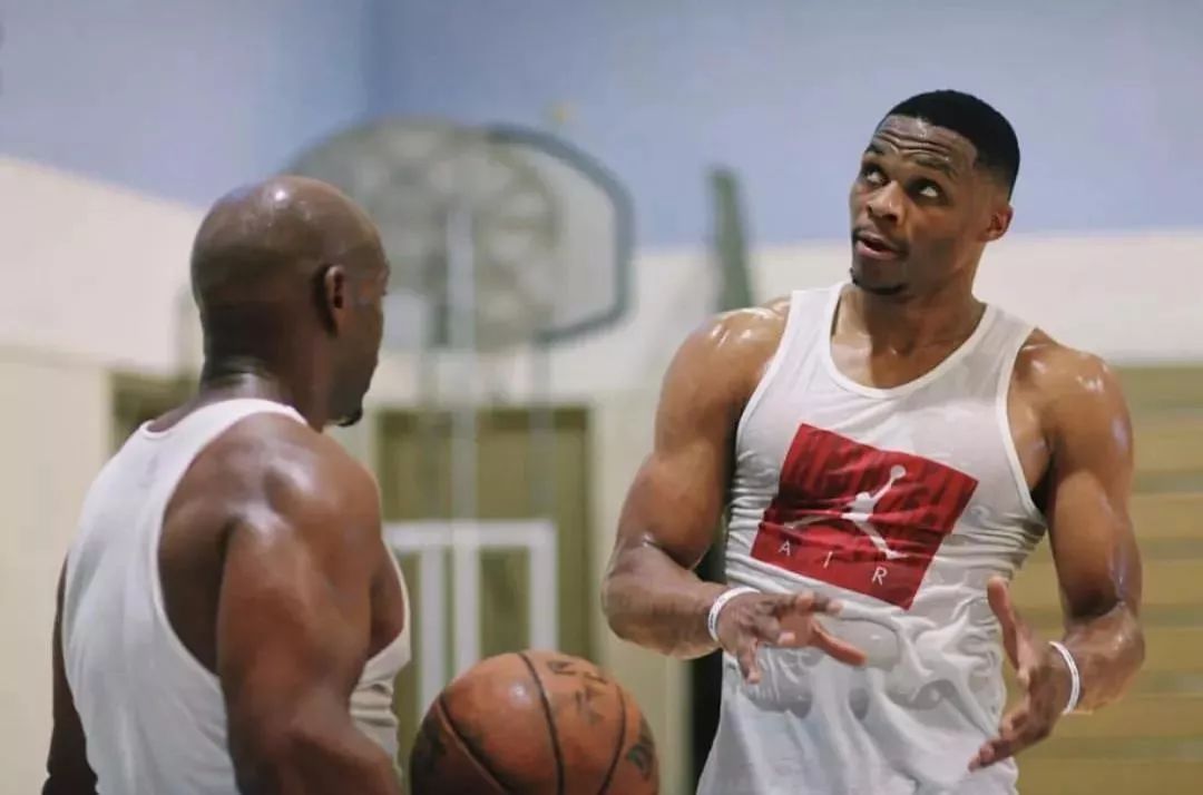 夸梅：我和乔科都合作过 若我说詹姆斯是GOAT我的频道肯定流量第1（夸梅直言：与乔丹科比皆合作过，若把詹姆斯封为GOAT，我的频道流量必登顶）