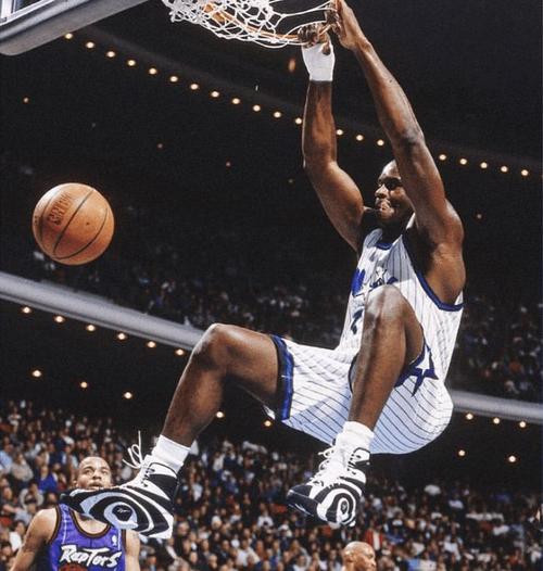 埃奇库姆成76人队史最年轻得分20+助攻5+且0失误球员（埃奇库姆成76人史上最年轻单场20+分5+助攻零失误球员）