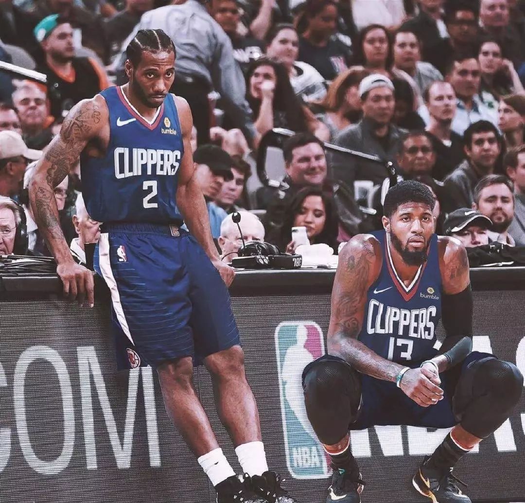 姆伯莫上赛季至今英超攻入26球，同期仅次于哈兰德、萨拉赫（自上赛季起，姆伯莫英超已斩获26球，仅逊于哈兰德与萨拉赫）