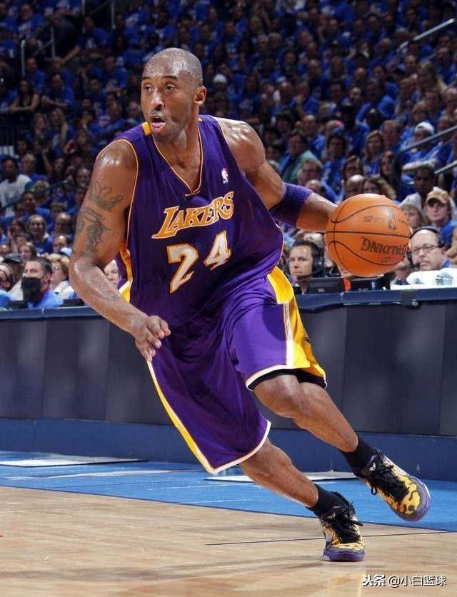 詹姆斯关键时刻连拿10分创赛季新高，头戴皇冠引球迷欢呼模仿（詹姆斯关键时刻连得10分刷新赛季新高，戴皇冠庆祝点燃球迷模仿热潮）