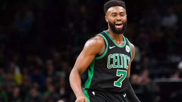 足球评论员如何分析比赛？（足球赛事解读：评论员的分析思路）