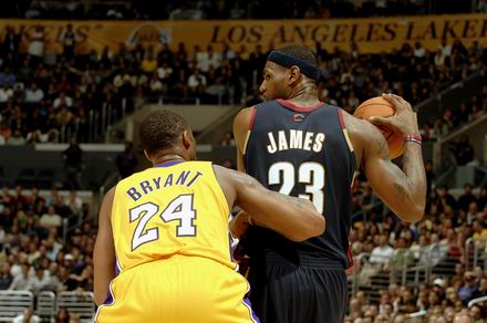 曼城有望大胜桑德兰，展现沉稳防守，争夺英超积分榜席位。（曼城有望横扫桑德兰，凭稳健防守冲击英超前列）