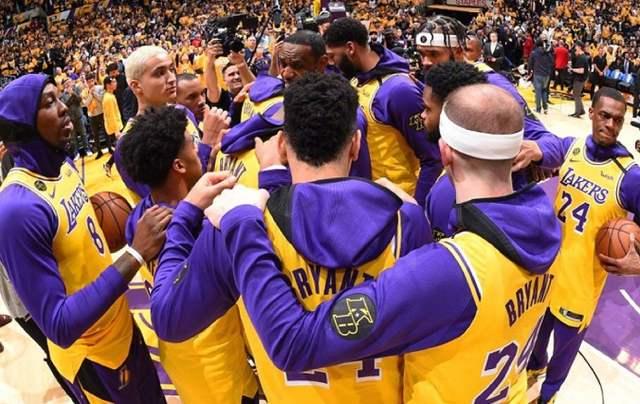 荣耀时刻，网球名将阿尔卡拉斯为迈阿密颁发美职联东部冠军奖杯（荣耀加冕：阿尔卡拉斯为迈阿密颁发美职联东部冠军奖杯）