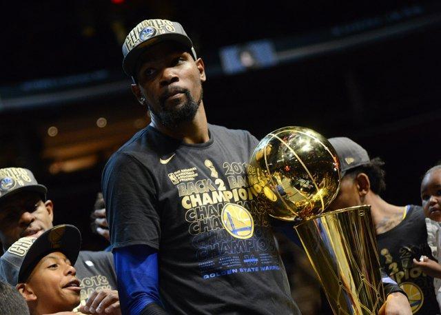 曼城有望大胜桑德兰，展现沉稳防守，争夺英超积分榜席位。（曼城有望横扫桑德兰，凭稳健防守冲击英超前列）