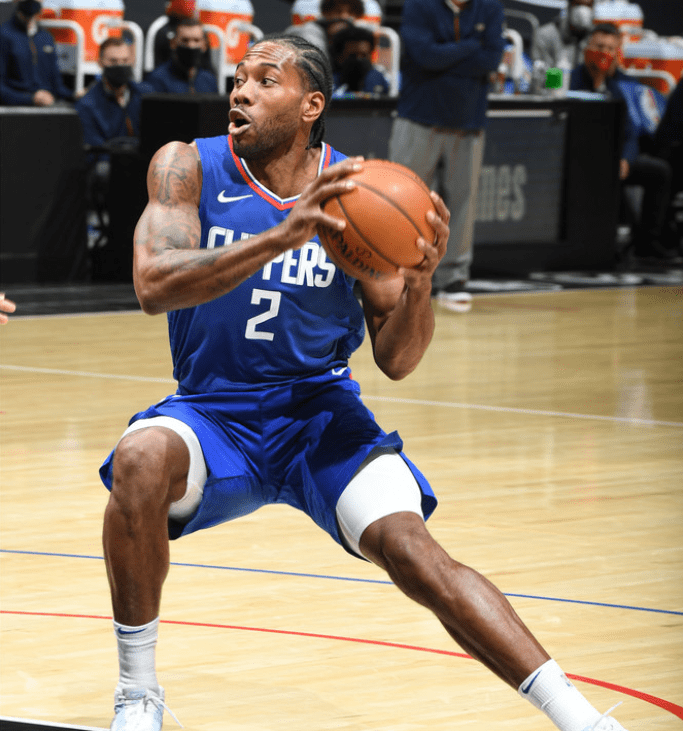 卡鲁索：7尺文班和所有人都是错位（卡鲁索：身高七尺的文班对任何防守者都是错位）