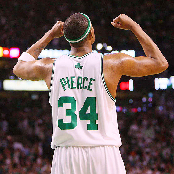 球队在最关键时刻站了出来（关键时刻，球队挺身而出）