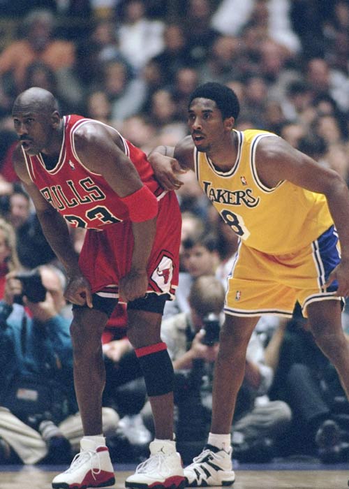 队友接连被罚下！维尼修斯讽刺裁判：多来点红牌吧！（队友相继染红，维尼修斯冷嘲裁判：尽管多掏红牌！）